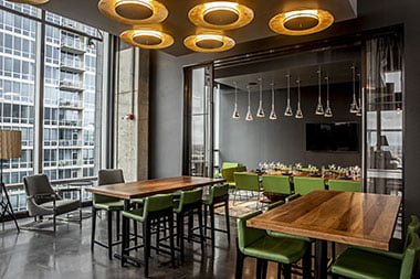 رد فعل سكان شيكاغو لعودة فتح المطاعم